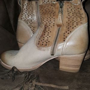 Trask Light Tan Leathet Ankle Boots